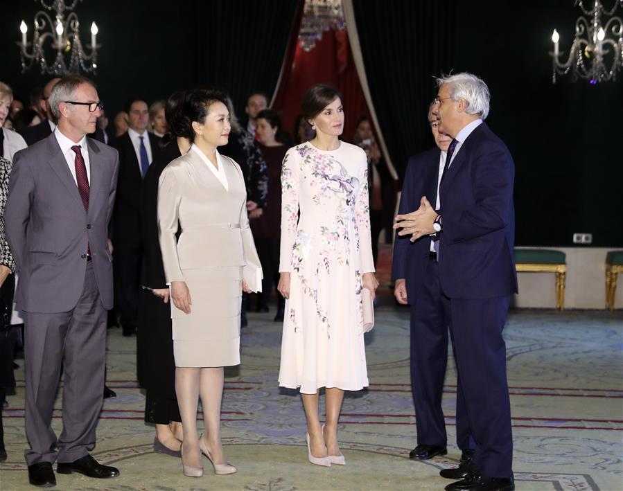 Chinese President Xi Jinping\'s wife, Peng Liyuan (2nd L, front), visits the Teatro Real (Royal Theater), accompanied by Queen Letizia of Spain, in Madrid, Spain, Nov. 28, 2018. (Xinhua/Ding Lin)