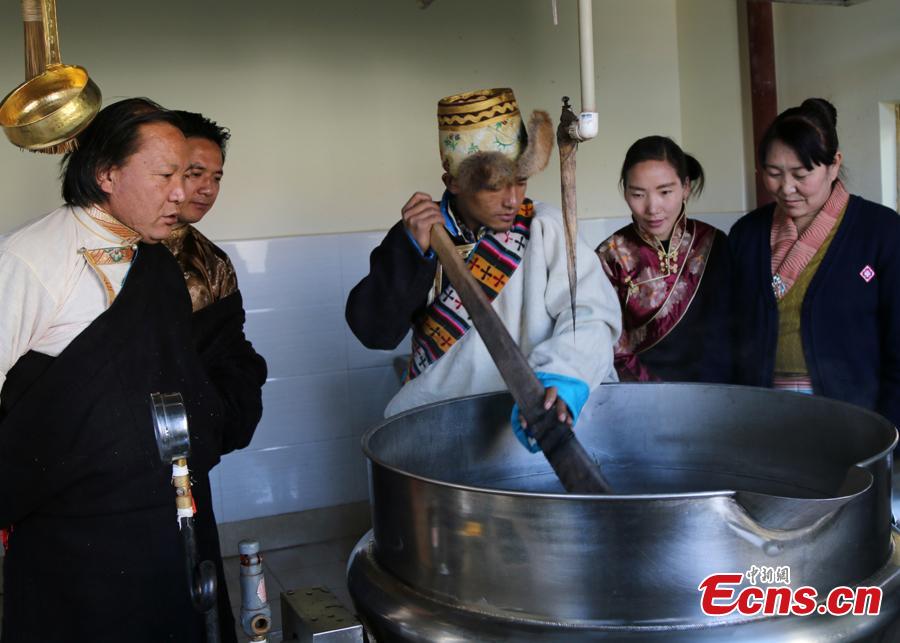 An inheritor of traditional Tibetan bathing directs a pharmacist to decoct herbs.  The 13th session of the UNESCO Intergovernmental Committee for the Safeguarding of the Intangible Cultural Heritage inscribed Lum medicinal bathing of Sowa Rigpa onto the Representative List of the Intangible Cultural Heritage of Humanity, at a convention held in Port Louis, capital of the Republic of Mauritius, Nov. 28, 2018.(Photo provided by the National Center for the Safeguarding of the Intangible Cultural Heritage in China)
