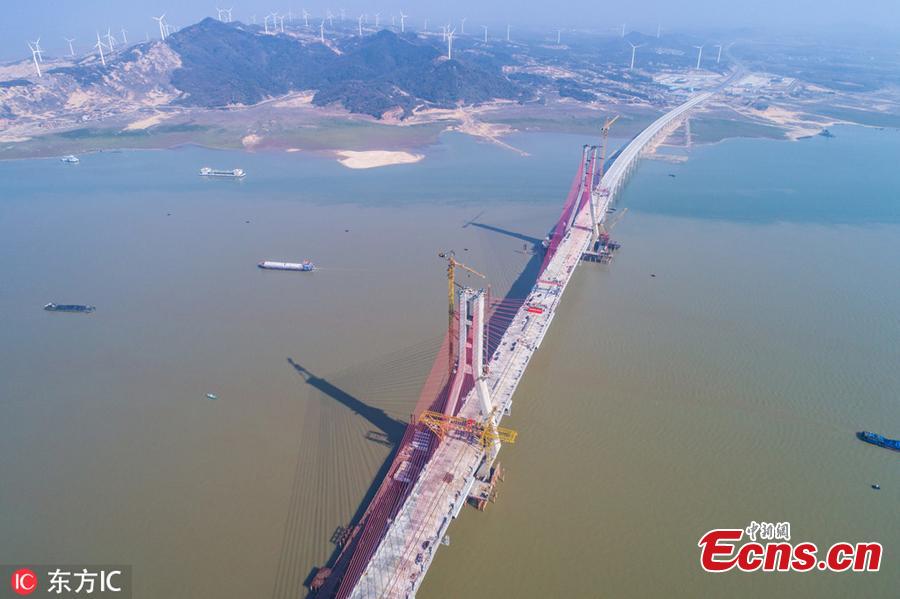 Photo taken on Nov. 28, 2018 shows the construction site of the Poyang Lake No. 2 Bridge in east China\'s Jiangxi Province. The closure of the main project of the Poyang Lake No. 2 Bridge, which links Duchang County and Lushan City in Jiangxi, was completed on Wednesday.（Photo/IC）