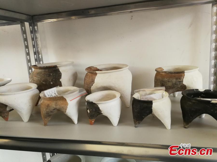 Cultural relics unearthed from historical sites along a trans-provincial water diversion project in Lujiang county, East China’s Anhui province. (Photo: China News Service/ Li Feng)