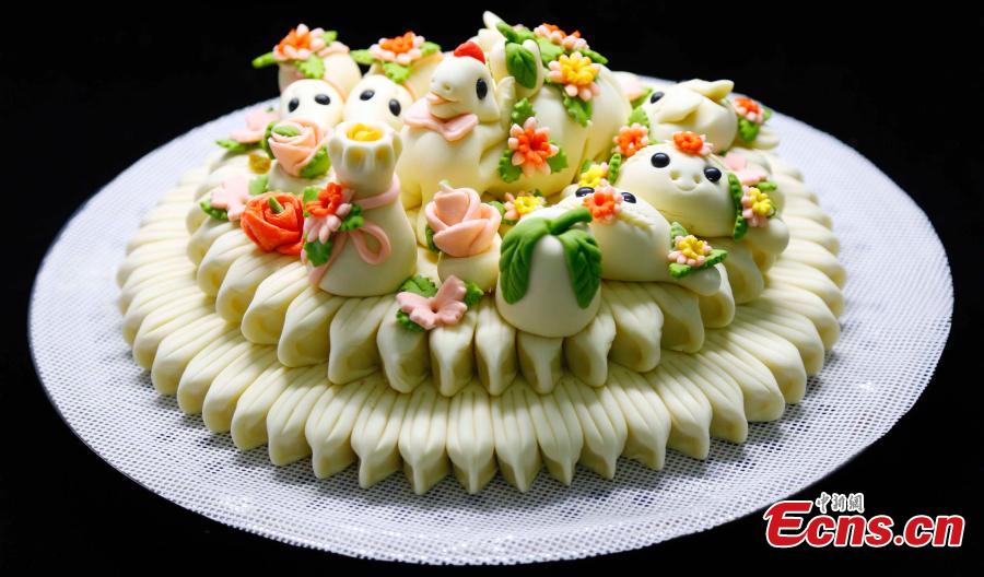 International students from Ludong University learn to make Huabobo, a kind of steamed bun, in Wendeng, East China’s Shandong province. Huabobo is a must on special occasions, such as festivals, weddings and birthdays, in Wendeng. Serving it is an expression of good wishes for a prosperous and healthy life. (Photo: China News Service/ Wenxin)