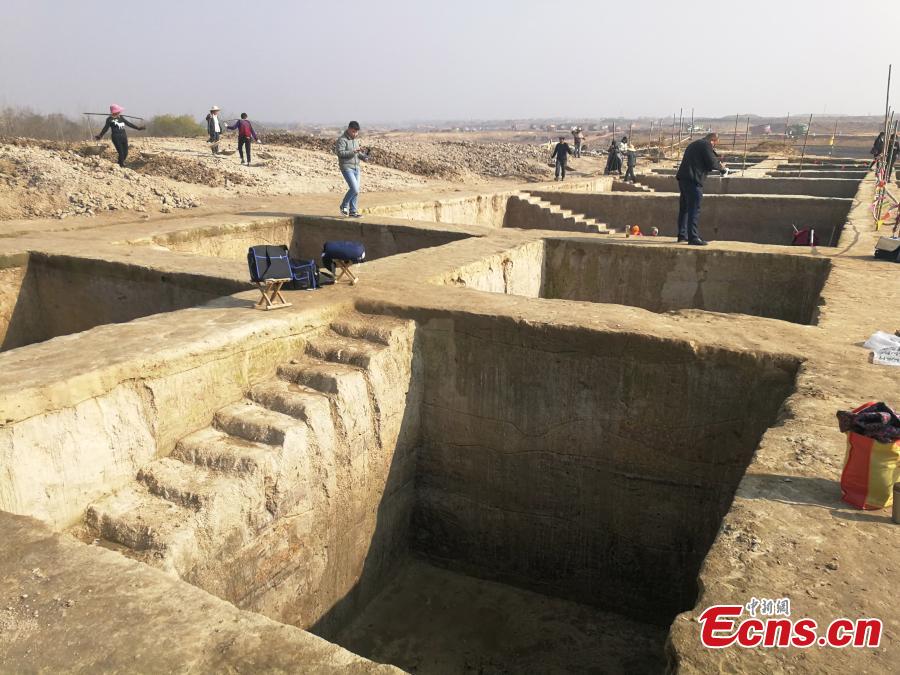 Archaeologists work at a site in Lujiang county, East China’s Anhui province. Cultural relics including ancient steamers, and animal bones were unearthed from archaeological sites along a trans-provincial water diversion project in Anhui province. (Photo: China News Service/Li Feng)