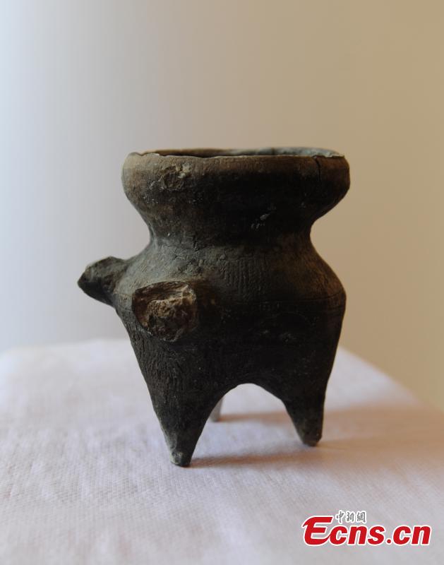 The photo shows a pottery with its function similar to a steamer unearthed from an archaeological site in Anhui province. The 3,000-year-old ancient steamer was unearthed from site along a trans-provincial water diversion project in Lujiang county, East China’s Anhui province. A total of 44 cultural sites are found and put under protection at Anhui section of the water diversion project. (Photo: China News Service/Li Feng)