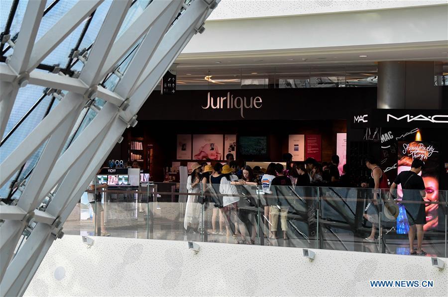 Tourists visit an international duty free mall in Sanya, south China\'s Hainan Province, Dec. 1, 2018. Effective on Saturday, China\'s Hainan Province raised its annual tax-free shopping quota to 30,000 yuan (about 4,300 U.S. dollars) per year from the current 16,000 yuan for travelers, without limit on the number of purchases, according to a joint statement from the Ministry of Finance (MOF) and China\'s customs and taxation authorities. (Xinhua/Yang Gaunyu)