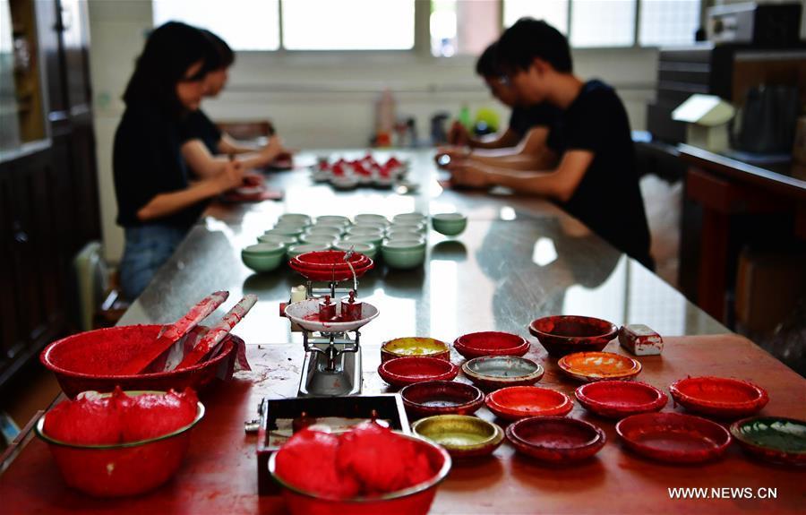 Workers fill Babao red ink paste into saucers in Zhangzhou, southeast China\'s Fujian Province, Nov. 30, 2018. Made of many precious materials such as pearl, agate, coral and musk, Zhangzhou red ink paste has been favoured by painters and calligraphers both home and abroad for over 300 years. Its making technology was listed as the second batch of national intangible cultural heritages in 2008. (Xinhua/Wei Peiquan)