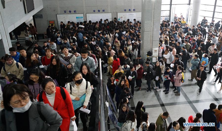 Candidates line up to take the national civil servant exam at Nanjing Forestry University in Nanjing, capital of east China\'s Jiangsu Province, Dec. 2, 2018. The written exam of the national civil servant exam was held on Sunday across the country. (Xinhua/Sun Can)
