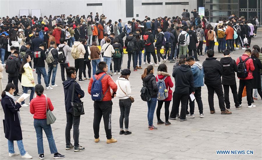 Candidates line up to take the national civil servant exam at Nanjing Forestry University in Nanjing, capital of east China\'s Jiangsu Province, Dec. 2, 2018. The written exam of the national civil servant exam was held on Sunday across the country. (Xinhua/Sun Can)
