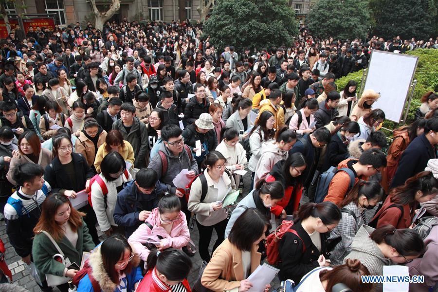 Candidates enter the examination rooms to take the national civil servant exam at Nanjing Forestry University in Nanjing, capital of east China\'s Jiangsu Province, Dec. 2, 2018. The written exam of the national civil servant exam was held on Sunday across the country. (Xinhua/Liu Jianhua)