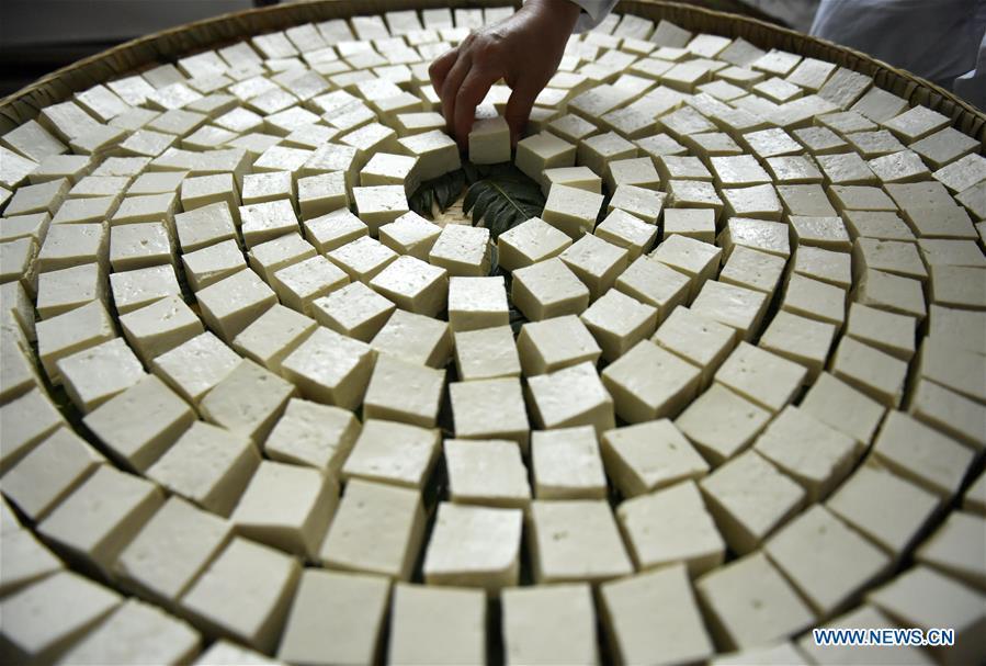 Local resident Yi Yinjie arranges fresh tofu to let them ferment and grow mildew in Zhushan Township of Xuan\'en County in Enshi Tujia and Miao Autonomous Prefecture, central China\'s Hubei Province, Nov. 24, 2018. As a winter tradition, the local residents in Enshi will start making \