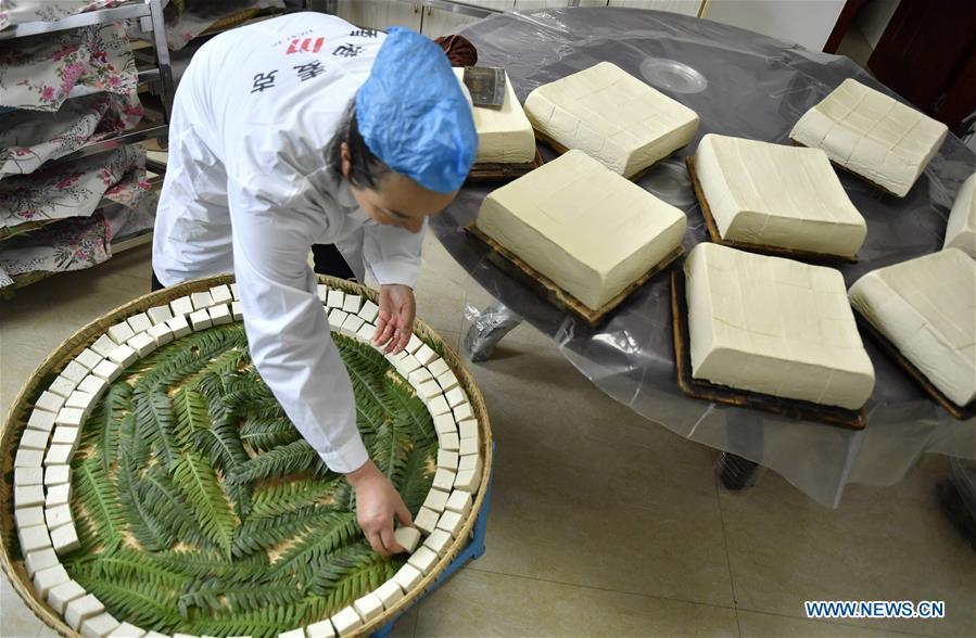 Local resident Yi Yinjie arranges fresh tofu to let them ferment and grow mildew in Zhushan Township of Xuan\'en County in Enshi Tujia and Miao Autonomous Prefecture, central China\'s Hubei Province, Nov. 24, 2018. As a winter tradition, the local residents in Enshi will start making \