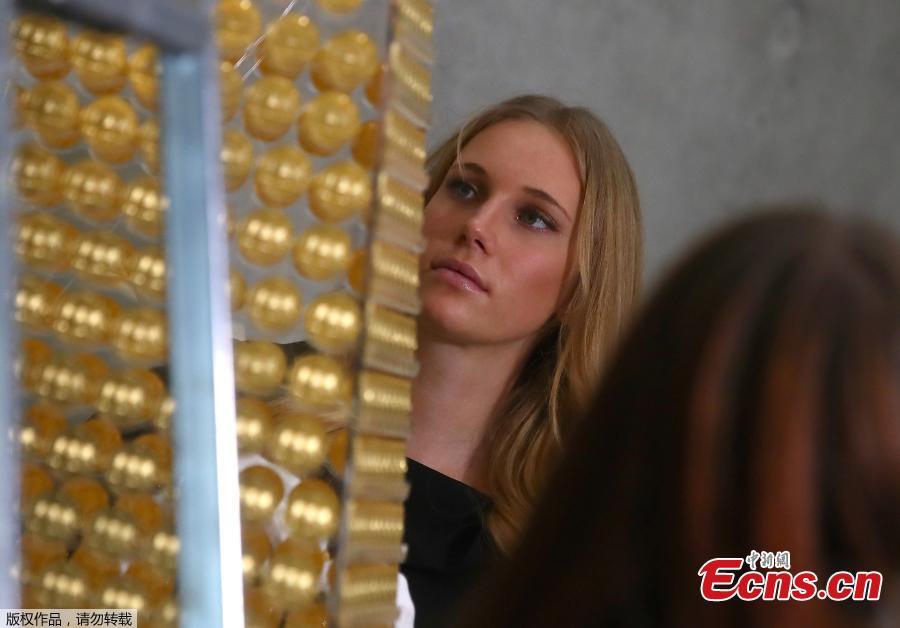 Employees of the ProAurum gold house decorate, what they say is Europe\'s most expensive Christmas tree, made of 2,018 Vienna philharmonic gold coins, valued at 2.3 million euros in Munich, Germany December 3, 2018.  (Photo/Agencies)