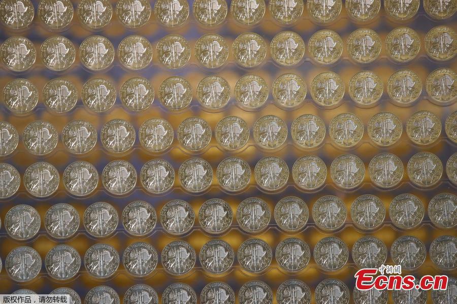 2,018 Vienna philharmonic gold coins, valued at 2.3 million euros are used at ProAurum gold house to decorate what they say is Europe\'s most expensive Christmas tree, in Munich, Germany December 3, 2018.  (Photo/Agencies)