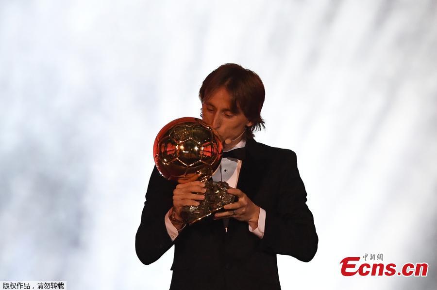 Real Madrid\'s Croatian midfielder Luka Modric kisses the trophy after receiving the 2018 FIFA Men\'s Ballon d\'Or award for best player of the year during the 2018 FIFA Ballon d\'Or award ceremony at the Grand Palais in Paris on December 3, 2018. The winner of the 2018 Ballon d\'Or will be revealed at a glittering ceremony in Paris on December 3 evening, with Croatia\'s Luka Modric and a host of French World Cup winners all hoping to finally end the 10-year duopoly of Cristiano Ronaldo and Lionel Messi.  (Photo/Agencies)