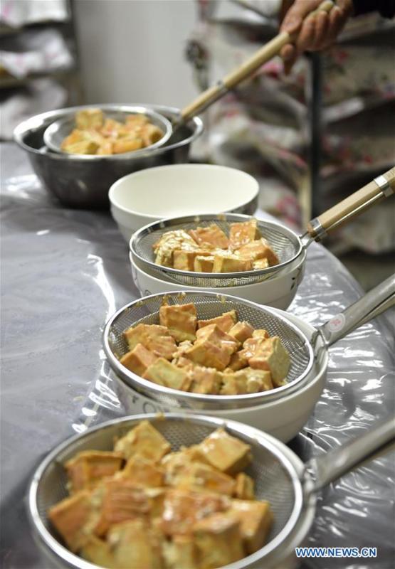 Local resident Yi Yinjie makes \