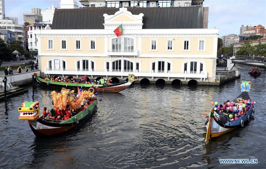 Photo taken on June 16, 2018 shows dragon boats sailing on a river in Aveiro, Portugal. (Xinhua/Zhang Liyun)