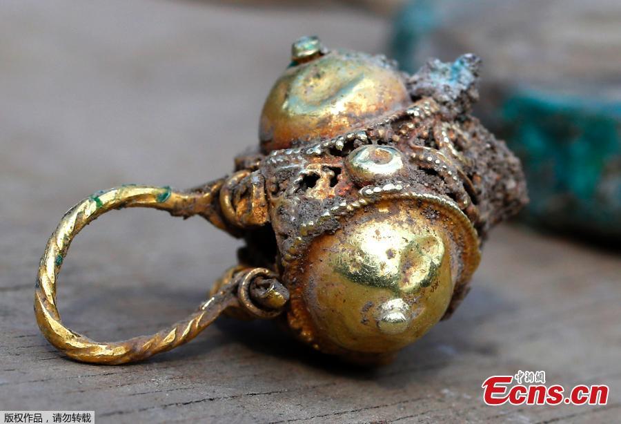 A picture taken on December 3, 2018, shows an ancient gold earring recently uncovered at an excavation site in the Israeli Mediterranean town of Caesarea.  A treasure of 24 rare gold coins consisting of 18 Fatimid dinars, which were the standard local currency during that time (909-1171), as well as six are Byzantine coins, which include five dating to the era of Byzantine Emperor Michael VII Doukas (1071-1078), was recently uncovered in Caesarea. (Photo/Agencies)