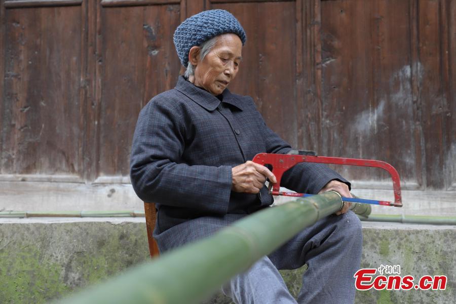 78-year-old Song Erfeng chops bamboo into long and thin filaments in preparation for materials to make bamboo hats in a village in Tangtou town, Southwest China\'s Guizhou province on December 3, 2018.  As an inheritor of bamboo hat making skills, Song has been practicing the craft for 70 years. Being made with bamboo filaments as thin as hair, the special hat has a history that can be traced back to Ming Dynasty (1368-1644). (Photo: China News Service/ Qu Honglun)
