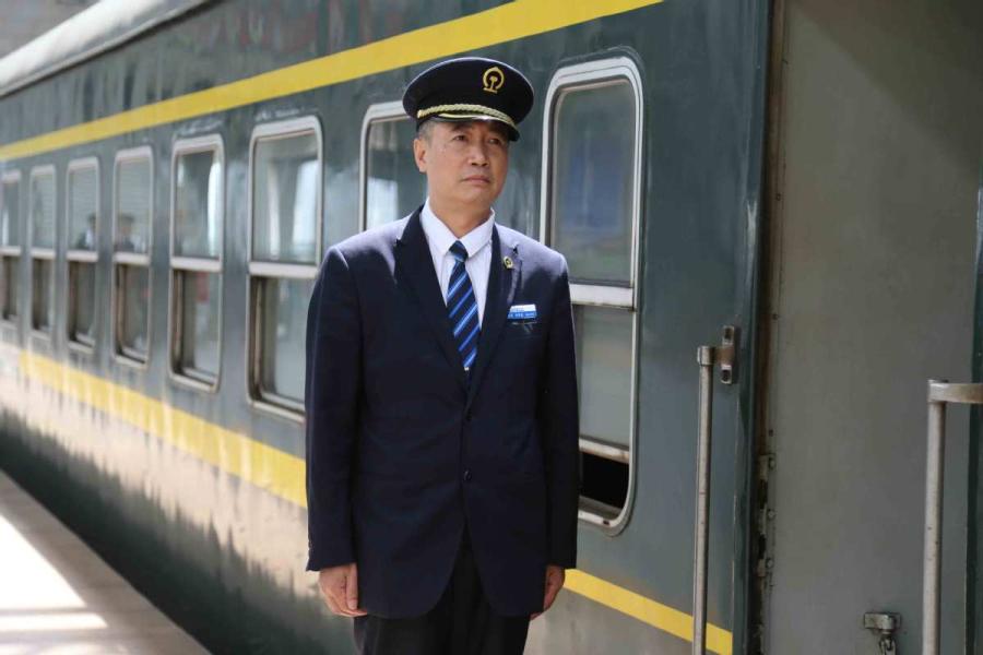 Sun Mingjin waits for passengers on a green train that connects the cities of Jilin and Tumen in Northeast China\'s Jilin Province. (Photo by Qu Xiaoxi for chinadaily.com.cn)
