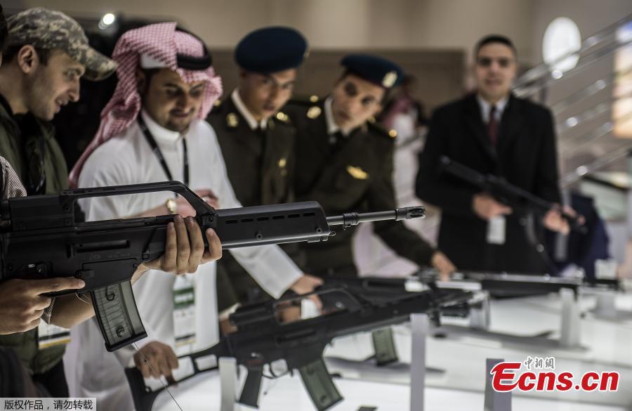 A visitor aims a weapon at the Saudi stand during Egypt\'s first Service Defence Exhibition in Cairo on December 3, 2018, at the International Exhibition Center. (Photo/Agencies)