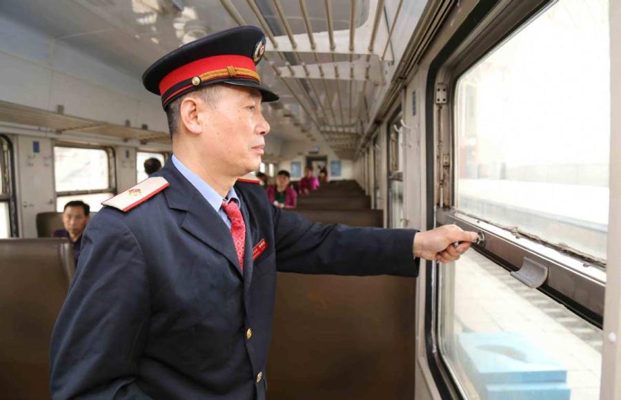 Sun Mingjin works on a green train that runs between the cities of Jilin and Tumen, Northeast China\'s Jilin Province.  (Photo by Qu Xiaoxi for chinadaily.com.cn)