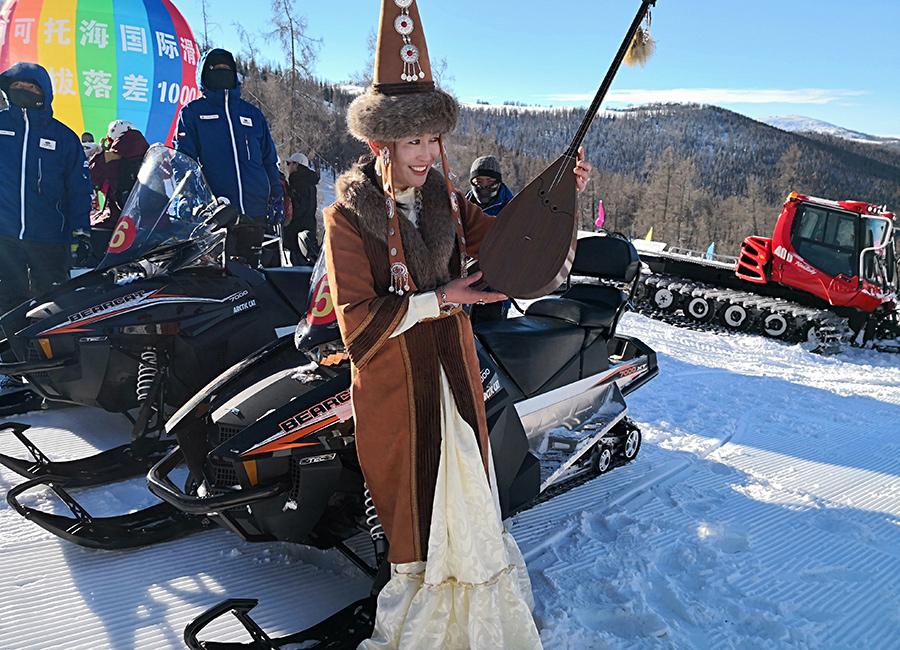 Winter tourists at the Keketuohai geopark in Northwest China\'s Xinjiang Uygur autonomous region.  (Photo provided to chinadaily.com.cn)