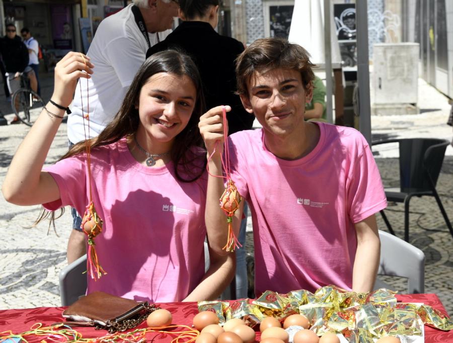 Education

Students at the Confucius Institute at Aveiro University present egg bags during the opening ceremony of a dragon boat sailing event in Aveiro, Portugal, June 16, 2018. (Photo/Xinhua)
Today, 17 Chinese universities offer Portuguese courses, and in Portugal, four Confucius Institutes have been opened and the Chinese language is taught in several schools and universities.

An exhibition, Wisdom of Confucius Culture, kicked off at the Confucius Institute of Lisbon University in Portugal on Nov. 26, 2018.

Some 60 pictures of Confucius\' stories, his hometown and the Confucius Temple were on display, reflecting the enchantment of Confucianism and the development of East China\'s Shandong province, where Confucius was born more than 2,500 years ago.

Tourism

Starting from Jan 1, 2019, five cities in China will carry out the 144-hour visa-free transit policy for foreign visitors from Portugal, an increase from 72 hours in 2013.

The five cities are Xiamen in East China\'s Fujian Province, Qingdao in East China\'s Shandong Province, Wuhan in Central China\'s Hubei Province, Chengdu in Southwest China\'s Sichuan province and Kunming in Southwest China\'s Yunnan Province.