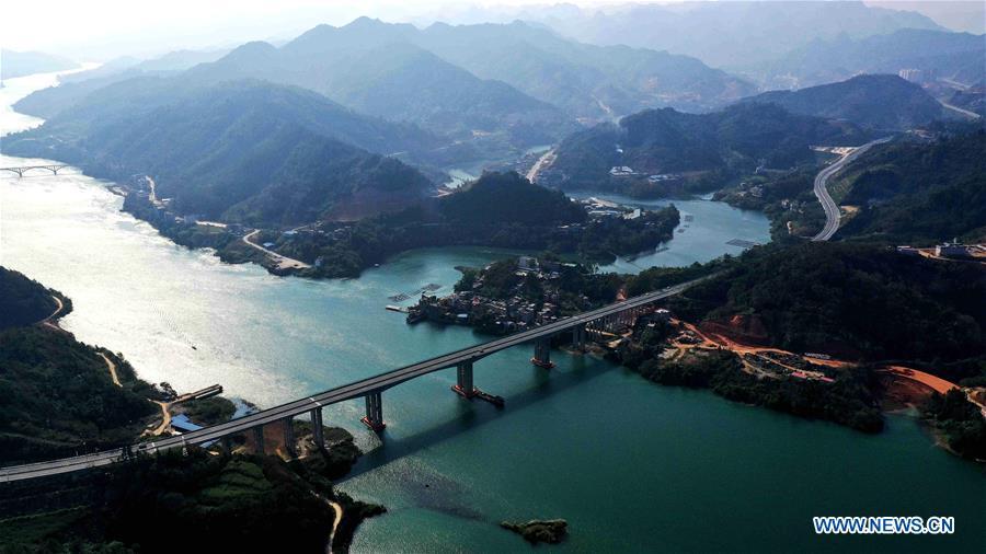 Aerial photo taken on Nov. 25, 2018 shows the Hechi-Baise Highway over the Hongshui River in south China\'s Guangxi Zhuang Autonomous Region. This year marks the 60th anniversary of the establishment of the Guangxi Zhuang Autonomous Region. (Xinhua/Gao Dongfeng)