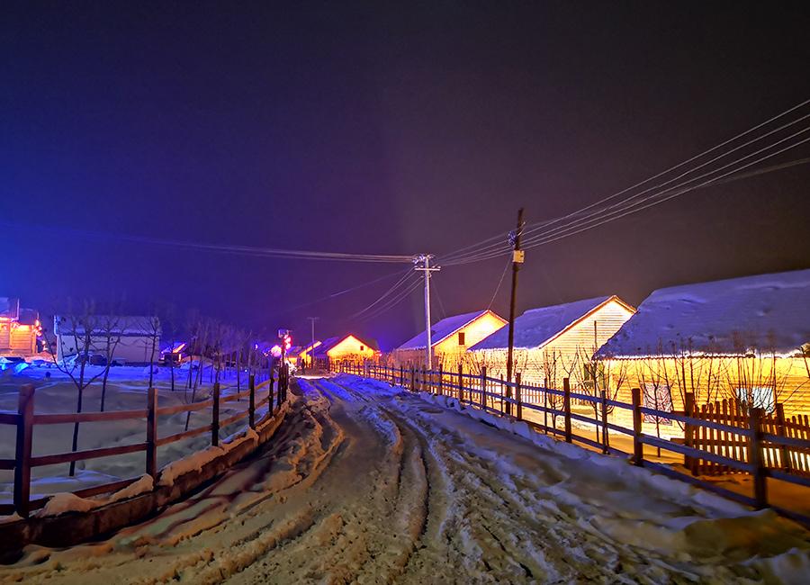 A night view of Keketuohai Geopark in Northwest China\'s Xinjiang Uygur autonomous region.  (Photo provided to chinadaily.com.cn)