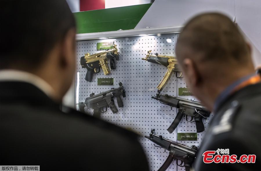 Gold plated weapons are displayed at the Pakistani stand during Egypt\'s first Service Defence Exhibition in Cairo on December 3, 2018, at the International Exhibition Center.(Photo/Agencies)