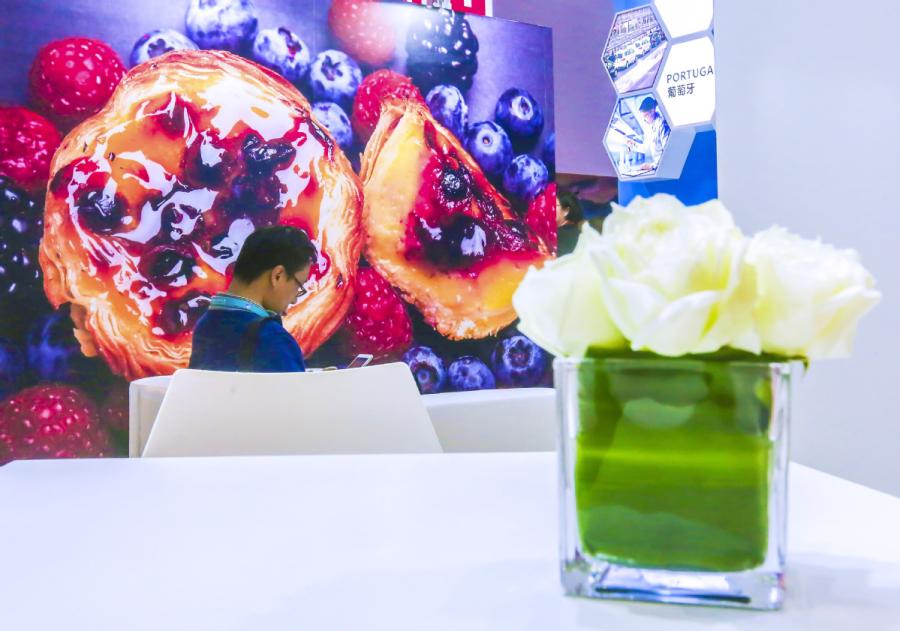 A visitor sits in the Portugal booth at the first China International Import Expo (CIIE) in Shanghai, Nov. 6, 2018. (Photo/Xinhua)

Trade and investment

China and Portugal have seen deeper economic cooperation during the past few years, with steady growth in trade and investment.

In the first 10 months of this year, bilateral trade increased by 8 percent to $5 billion. China\'s imports from Portugal surged 12.5 percent to $1.91 billion, according to China\'s Ministry of Commerce .

By the end of October, Portugal had invested $210 million in 255 projects in China, while Chinese companies had invested $9 billion in Portugal, in areas including energy, telecommunication equipment and finance.
