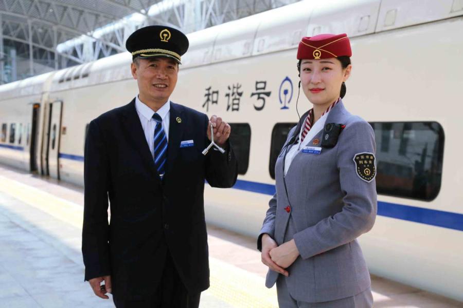 Sun Mingjin has applied for a high-speed train key, even though he didn\'t get a chance to work on these trains. (Photo by Qu Xiaoxi for chinadaily.com.cn)

Over the past 38 years as a train attendant at China Railway Shenyang Group, Sun Mingjin has collected 16 different types of keys to train carriage doors, which he has kept as souvenirs of a rapidly changing era.

The 53-year-old has witnessed China\'s railway development from steam locomotives to diesel and electric models and now bullet trains.

\