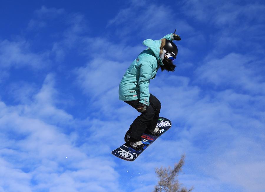 A snowboarder at the Keketuohai geopark in Northwest China\'s Xinjiang Uygur autonomous region. (Photo provided to chinadaily.com.cn)

Northwest China\'s Xinjiang Uygur autonomous region has officially opened its first global geopark, turning an abandoned mine in Keketuohai into a sustainable tourism destination that will improve local living standards.

Located south of the Altay Mountains and at the base of the Irtysh River, the park is the first global geopark in Xinjiang and covers more than 2,300 square kilometers. Visitors will be able to enjoy breathtaking views including the Irtysh Grand Canyon, a huge mine crater, lakes, mountains, a waterfall, fossils and rivers.

UNESCO announced eight new global geoparks, including Keketuohai, last May.

\