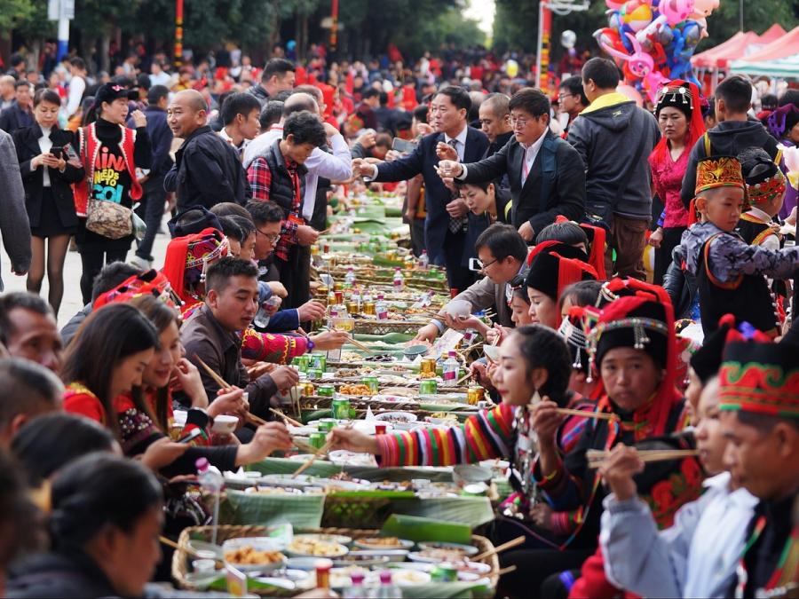 Hani people in Southwest China\'s Yunnan Province attend a long-table banquet to celebrate their week-long new year festival on Nov. 30, 2018. (Photo by Li Min/For chinadaily.com.cn)
The Hani ethnic group in Southwest China\'s Yunnan Province celebrated their New Year Festival.
To celebrate the festival, one of the group\'s most important festivals, people from the province\'s Honghe county arranged a long-table banquet, which extended for about 3 kilometers and included over 4,000 tables.
The Hani people celebrate their new year in October of the lunar calendar, as their new year begins in that month. During the week-long festival, pigs are slaughtered and special glutinous rice balls are prepared. Relatives and friends visit each other, matchmakers are busy bringing couples together, and married women visit their parents.
This year\'s festival began on Nov. 30.