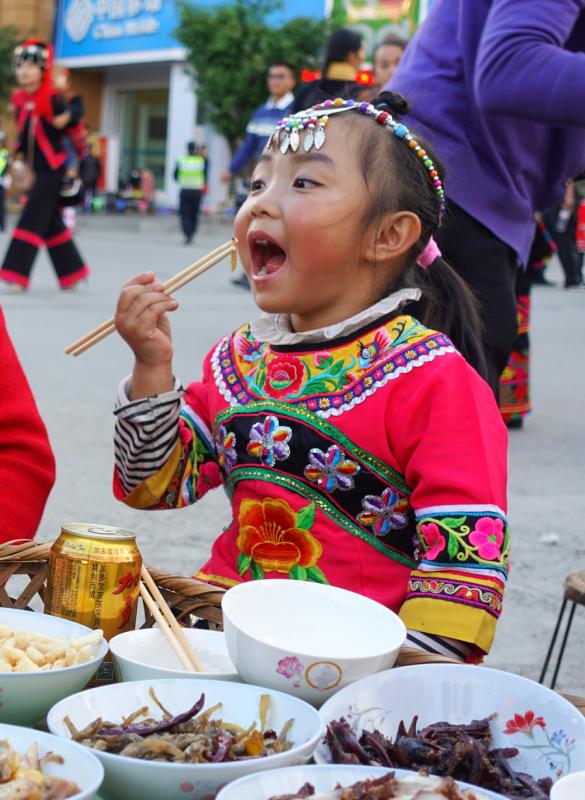Hani people in Southwest China\'s Yunnan Province attend a long-table banquet to celebrate their week-long new year festival on Nov. 30, 2018. (Photo by Li Min/For chinadaily.com.cn)