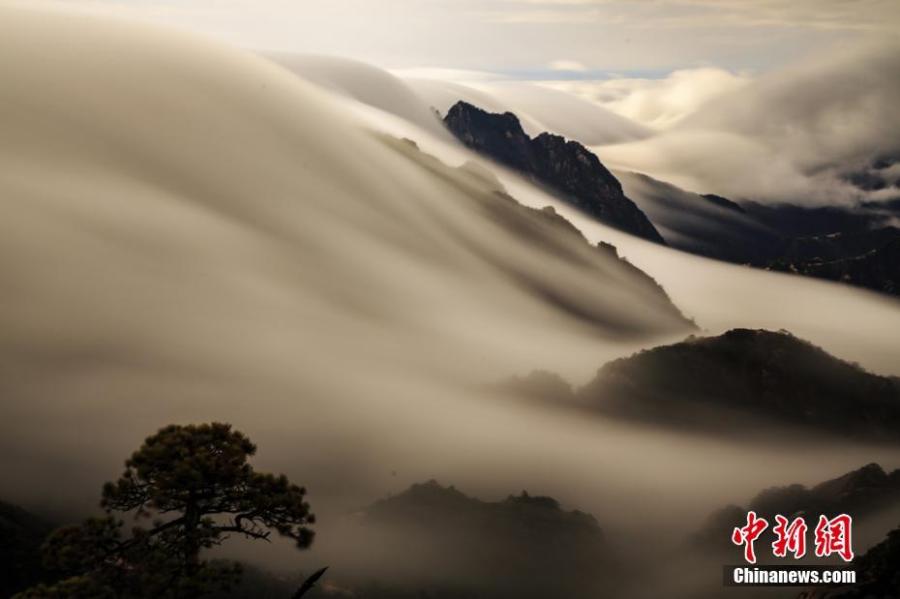 Photo taken on December 5, 2018 shows the sea of clouds at the Huangshan Mountain scenic spot in Huangshan City, east China\'s Anhui Province. (Photo: China News Service/Ye Yongqing)