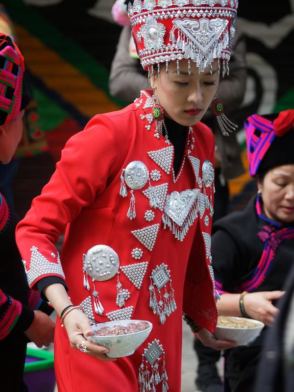 Hani people in Southwest China\'s Yunnan Province attend a long-table banquet to celebrate their week-long new year festival on Nov. 30, 2018. (Photo by Li Min/For chinadaily.com.cn)