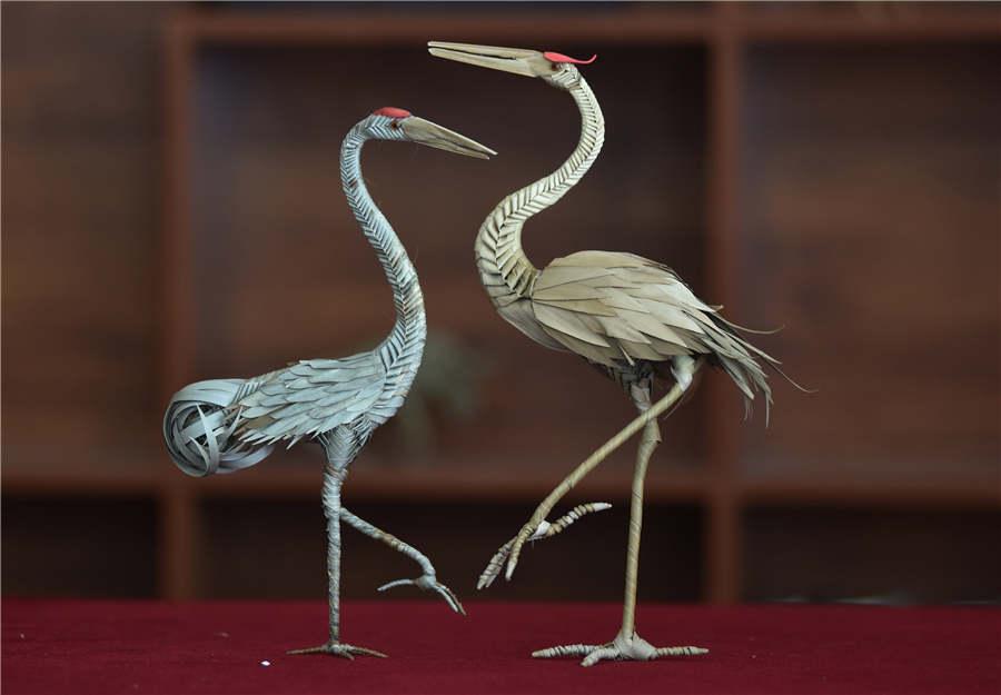 One of the straw-plaited pieces made by Han Liuye, a villager from Zhangjiakou, Hebei Province. (Photo provided to chinadaily.com.cn)
A craftsman this week exhibited his straw-plaited artwork to highlight the traditional folk art. The exhibition took place at a residential community in Zhangjiakou in the Hebei Province.
The straw plaiting technique itself was listed as a national intangible cultural heritage in 2008.
Craftsmen adopting the technique use flexible, dried stalks from crops such as corn skins to make goods such as baskets, hats, and animal figures.
Han Liuye, 39, learned the skills of plaiting straws when he was a child in the village of Liugou in Zhangjiakou.
In recent years, Han has focused on promoting the craft to the public.
