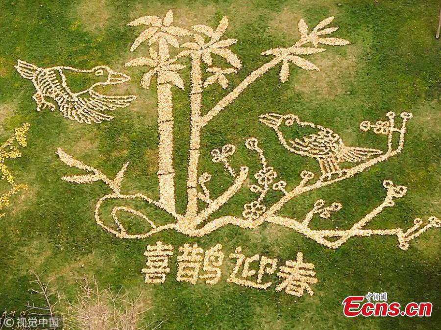 Sanitation workers collect fallen leaves and use them to form various patterns on ground in Qingyang district of Chengdu, Southwest China’s Sichuan province on December 4, 2018. (Photo/VCG)