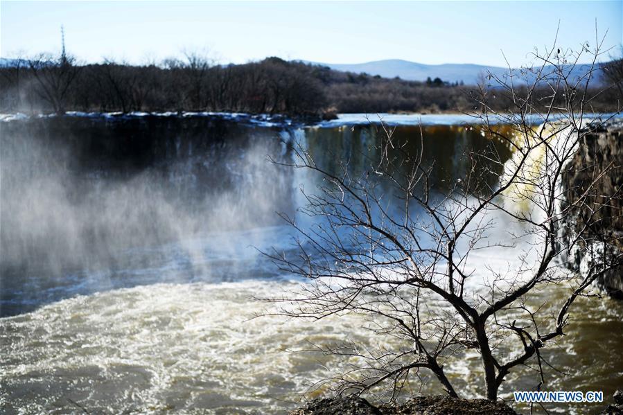 Photo taken on Dec. 5, 2018 shows the Diaoshuilou Waterfall on the Jingpo Lake, northeast China\'s Heilongjiang Province. The waterfall attracted many tourists. (Xinhua/Wang Jianwei)