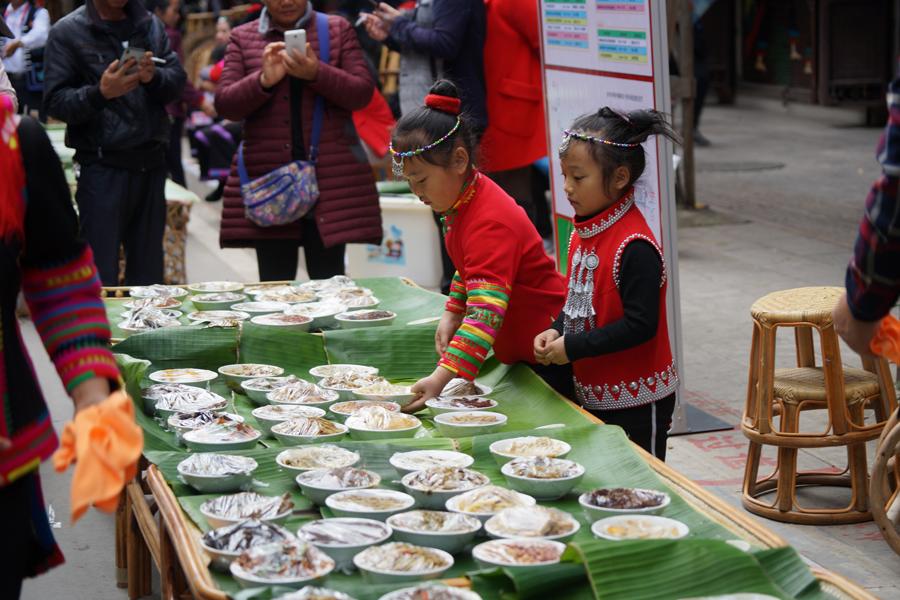 Hani people in Southwest China\'s Yunnan Province attend a long-table banquet to celebrate their week-long new year festival on Nov 30, 2018. (Photo by Li Min/For chinadaily.com.cn)