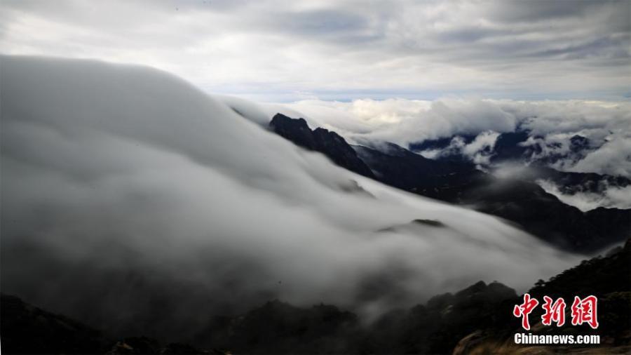 Photo taken on December 5, 2018 shows the sea of clouds at the Huangshan Mountain scenic spot in Huangshan City, east China\'s Anhui Province. (Photo: China News Service/Ye Yongqing)