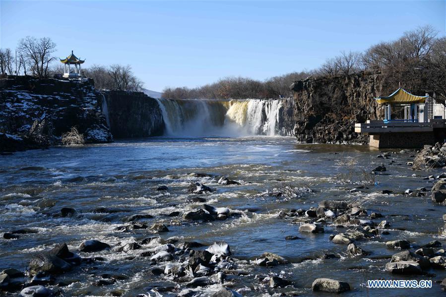 Photo taken on Dec. 5, 2018 shows the Diaoshuilou Waterfall on the Jingpo Lake, northeast China\'s Heilongjiang Province. The waterfall attracted many tourists. (Xinhua/Wang Jianwei)