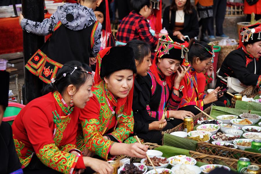 Hani people in Southwest China\'s Yunnan Province attend a long-table banquet to celebrate their week-long new year festival on Nov 30, 2018. (Photo by Li Min/For chinadaily.com.cn)