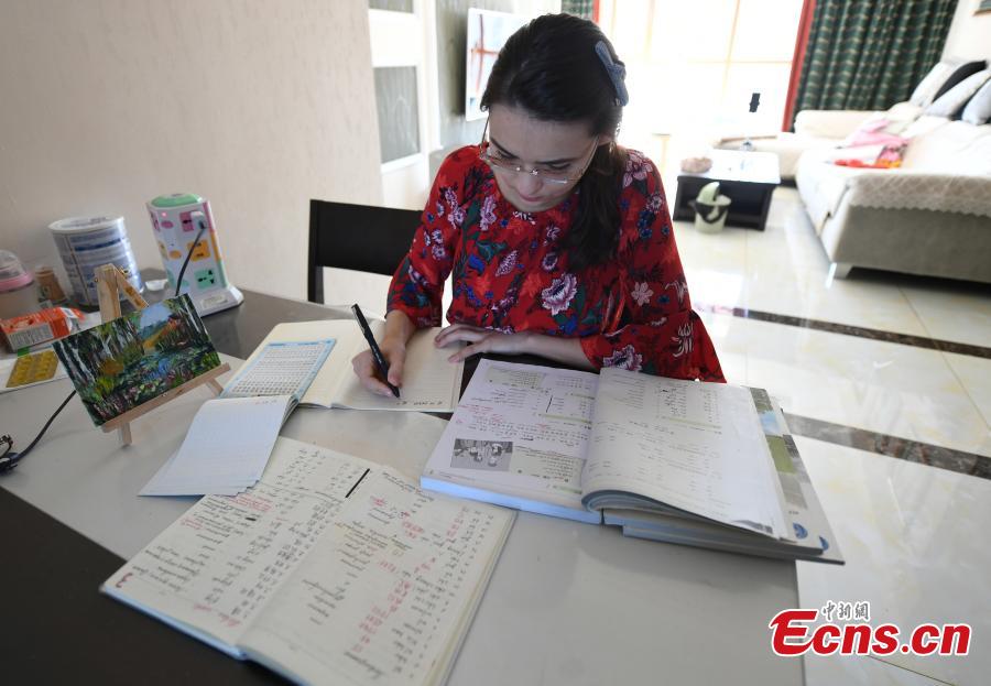 Valentina studies at her home in Changchun, Northeast China’s Jilin province. (Photo: China News Service/ Zhang Yao)