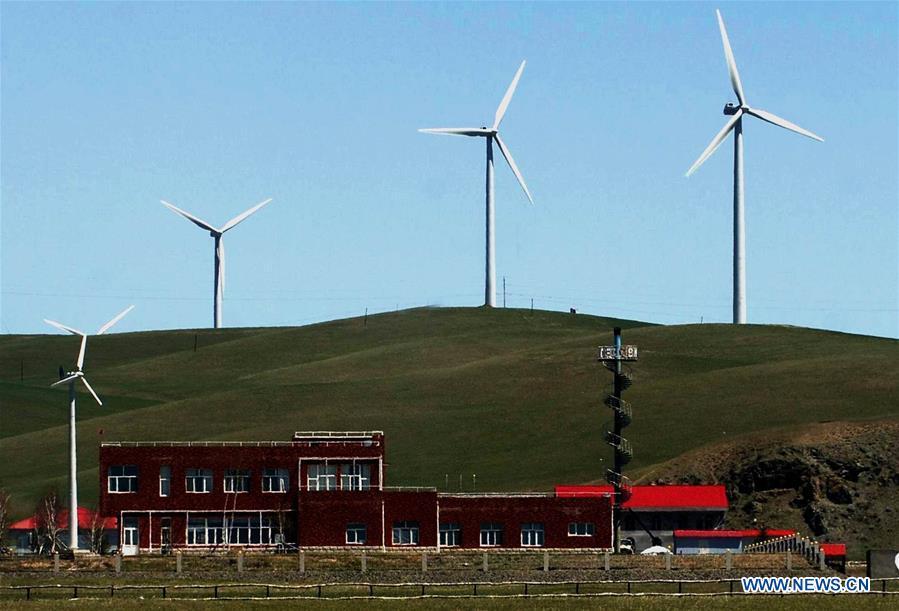 Photo taken on May 21, 2007 shows a wind power plant in Hexigten Qi of north China\'s Inner Mongolia Autonomous Region. China has been delivering on its commitment to the international community on climate change by continuously shifting to a more green economy over the past years. New energy-rich regions like Inner Mongolia and Ningxia are sending more electricity generated from clean energy to the country\'s bustling east to help reduce the country\'s heavy reliance on coal in the fight against pollution and coping with climate change. China is also a leader in new energy vehicles (NEVs), with many regions across the country moving to replace their traditional gasoline-powered buses and taxis with green-energy vehicles. The country has been the world\'s largest NEV market for three consecutive years, with some 777,000 NEVs sold in 2017 alone. Sales in the first 10 months of this year jumped 75.6 percent year on year to 860,000 units. Thanks to increased investment in green energy, China\'s carbon intensity, or the amount of carbon dioxide emissions per unit of GDP, in 2017 had declined by 46 percent from 2005 levels, meeting the target ahead of schedule of a 40-45 percent drop by 2020, according to the Chinese Ministry of Ecology and Environment. (Xinhua/Wang Song)