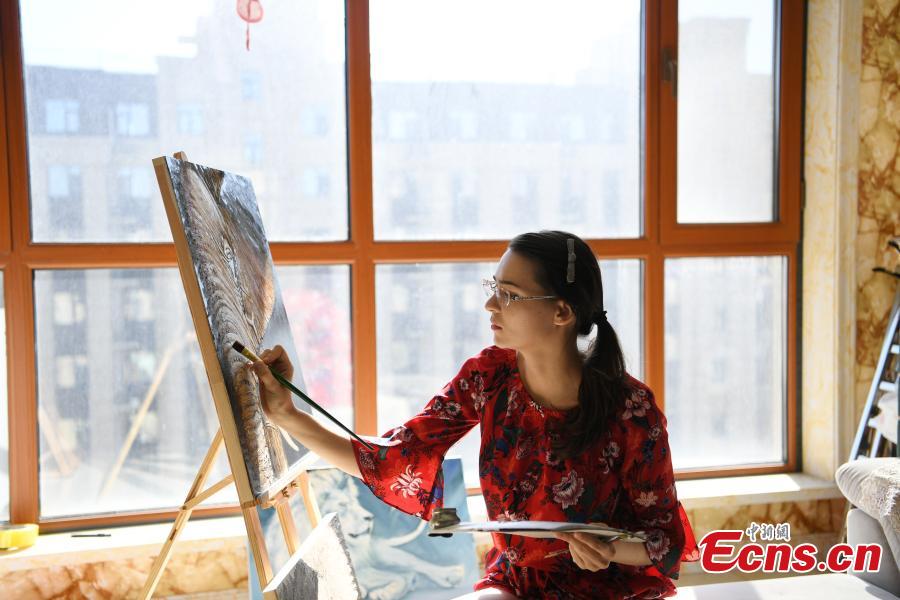 Valentina paints at home in Changchun, Northeast China’s Jilin province. As a fan of Chinese food and culture, Valentina found her husband on the internet and then settled down in Changchun. Valentina said at the beginning she hosted live streams to get more chance to talk with audience, so as to learn Chinese better. After knowing the audience liked to watch her cooking and painting, Valentina started to broadcast her daily routines, and now she had over 200,000 followers. (Photo: China News Service/ Zhang Yao)