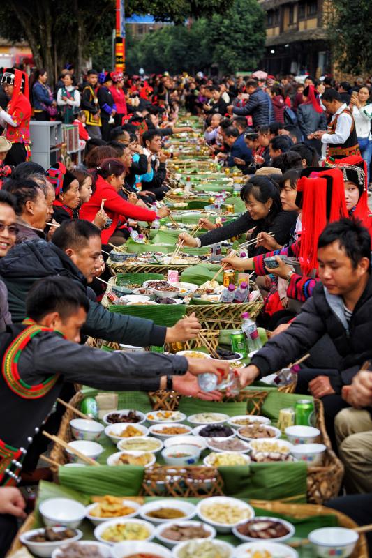Hani people in Southwest China\'s Yunnan Province attend a long-table banquet to celebrate their week-long new year festival on Nov. 30, 2018. (Photo by Li Min/For chinadaily.com.cn)
