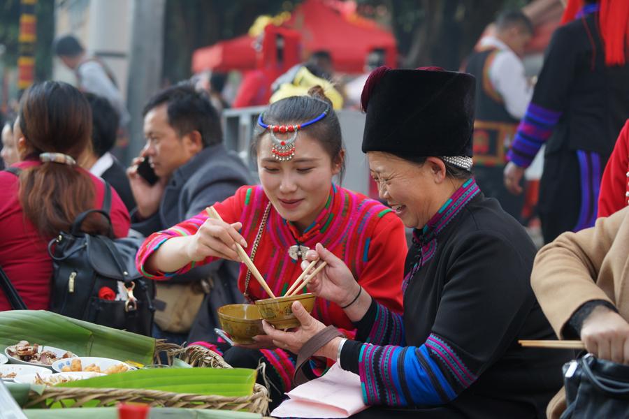 Hani people in Southwest China\'s Yunnan Province attend a long-table banquet to celebrate their week-long new year festival on Nov 30, 2018. (Photo by Li Min/For chinadaily.com.cn)