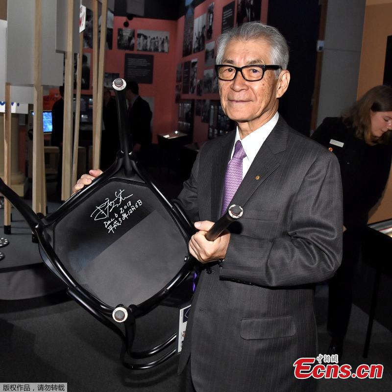 The Nobel Prize laureate in Physiology or Medicine Tasuko Honjo holds a chair he has signed at the Nobel Museum in Stockholm, Sweden on December 6, 2018.(Photo/Agencies)