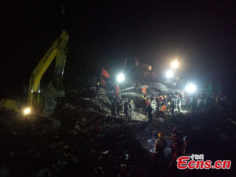 Rescuers race against time pulling buried people out of debris after a landslide topped three houses in Xuyong county, Sichuan province, on Sunday. (Photo: China News Service/ Su Zhongguo)

Eight people have been pulled out of the debris of a landslide that toppled three houses Sunday afternoon in Southwest China\'s Sichuan province. Three died en route to hospital and the other five were under emergency treatment in hospital, local government said. Twelve people were estimated buried in the landslide that occurred at about 5 pm in Fenshui township in Xuyong county. More than 600 rescuers were racing against the clock to reach more survivors. Of the 12 people, eight were local residents and four were renters, Tang Jie, the county head leading rescue efforts at the scene, told Xinhua.